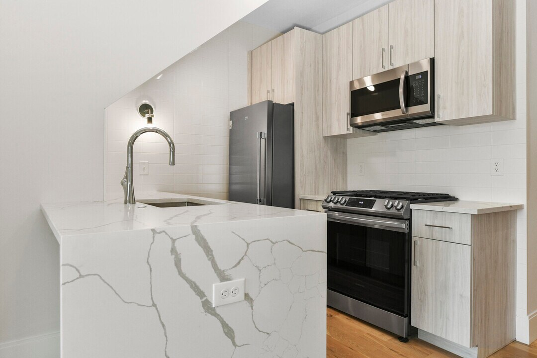 198 Maverick St, Unit 3 in Boston, MA - Building Photo