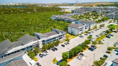 8175 NW 104th Ave in Doral, FL - Foto de edificio - Building Photo