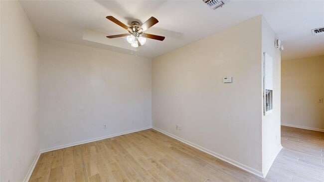 725 Peppertree Dr, Unit 25 in Bryan, TX - Foto de edificio - Building Photo