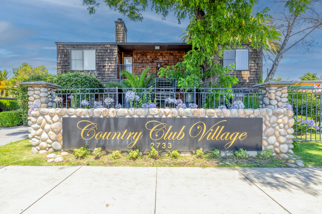 Country Club Village in Stockton, CA - Building Photo