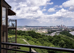 558 Davenport Ave, Unit #8 in Cincinnati, OH - Foto de edificio - Building Photo