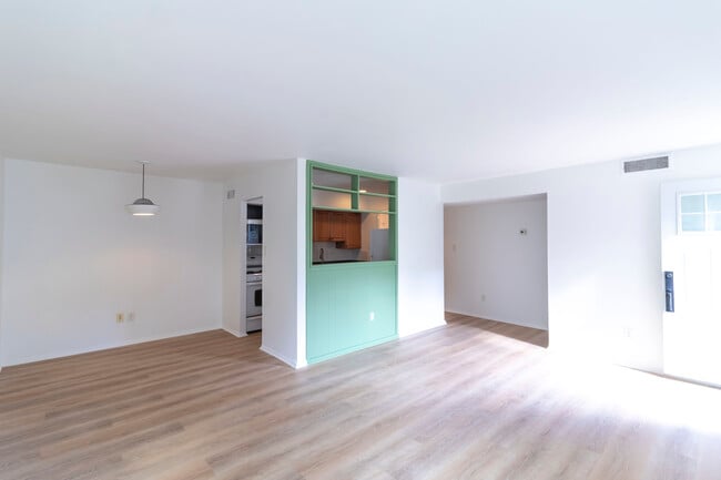 104 Birch St, Unit A3 in Falls Church, VA - Building Photo - Building Photo