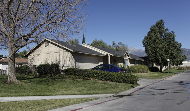 13414 Chestnut Ave in Fontana, CA - Foto de edificio - Building Photo