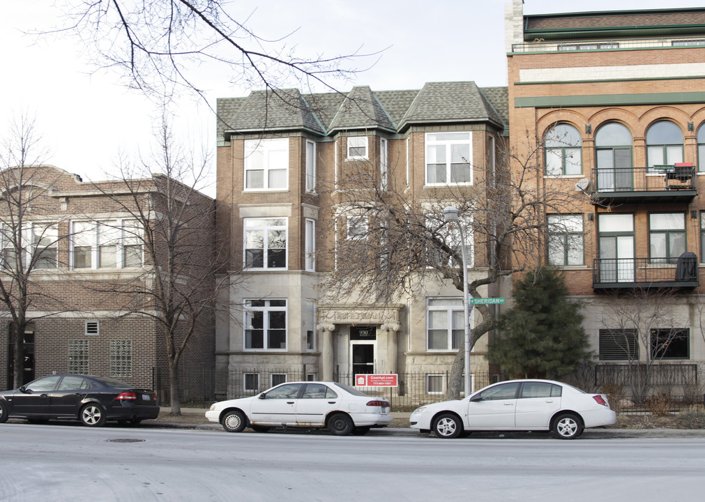 930 W Sheridan Rd in Chicago, IL - Foto de edificio