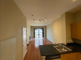 1021 N Garfield St, Unit 1002 in Arlington, VA - Building Photo