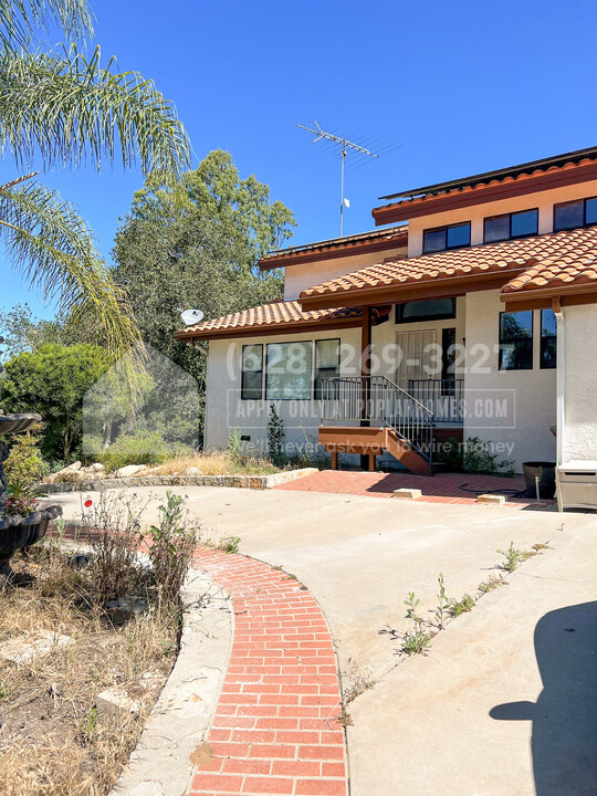 6489 Rainbow Heights Rd in Fallbrook, CA - Building Photo