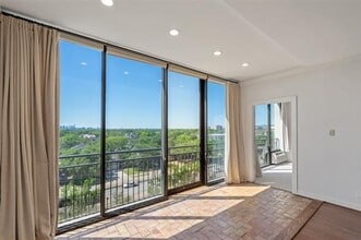 6335 W Northwest Hwy in Dallas, TX - Foto de edificio - Building Photo