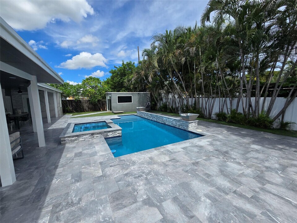 2340 NE 8th Ave in Pompano Beach, FL - Building Photo