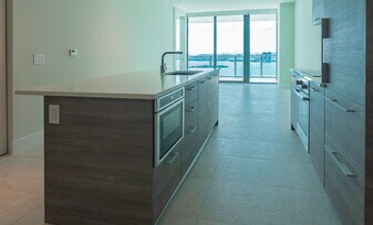 650 NE 32nd St, Unit 2503 in Miami, FL - Building Photo