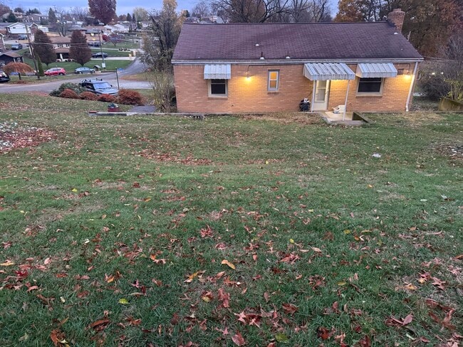 2 Hodgkiss Dr in Mckees Rocks, PA - Foto de edificio - Building Photo