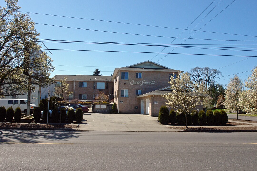 Queen Jeanette Apartments in Portland, OR - Building Photo