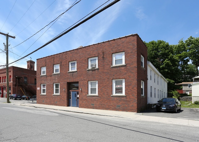 45 Elm St in Winsted, CT - Building Photo - Building Photo