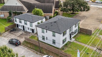 2002 Barbee St, Unit 6 in Houston, TX - Building Photo