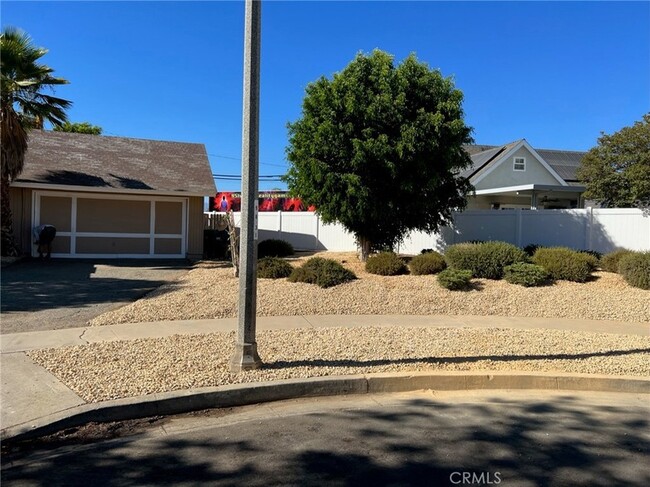 421 Royal Cir in Corona, CA - Building Photo - Building Photo