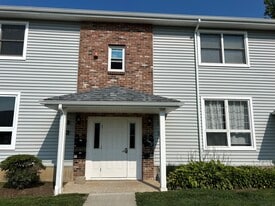 60 Carriage Path S in Milford, CT - Building Photo