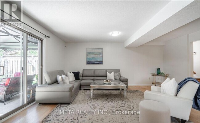 1 Resolute Dr in Hamilton, ON - Building Photo - Building Photo
