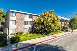 Woodland House Apartments in Woodland Hills, CA - Foto de edificio - Building Photo