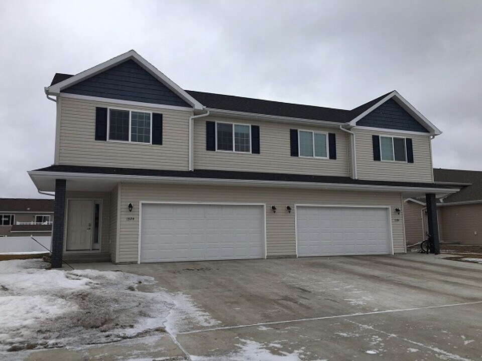 1324 4th St NW in West Fargo, ND - Building Photo