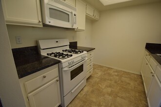 12352 Burbank Blvd, Unit 108 in Los Angeles, CA - Foto de edificio - Building Photo