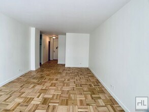 EAST 49 STREET and 2nd Ave. in New York, NY - Foto de edificio - Building Photo