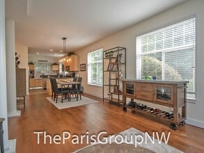 9810 NE 130th Pl in Kirkland, WA - Building Photo - Building Photo