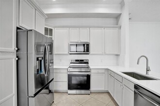 8387 NW 38th St in Pembroke Pines, FL - Foto de edificio - Building Photo