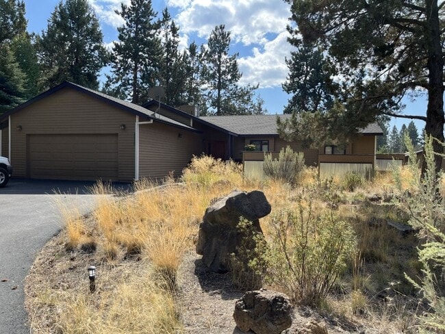 20915 SE King Hezekiah Way in Bend, OR - Building Photo - Building Photo