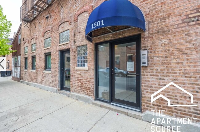 1501 W Fullerton Ave, Unit 1 in Chicago, IL - Building Photo - Building Photo