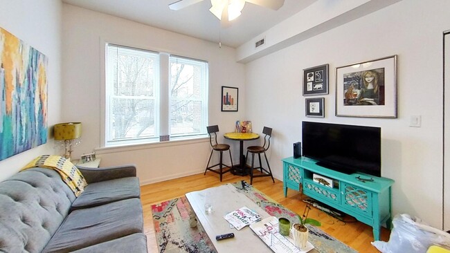 1331 W Addison St in Chicago, IL - Building Photo - Building Photo