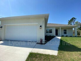 2497 Cortland Ave in North Port, FL - Building Photo