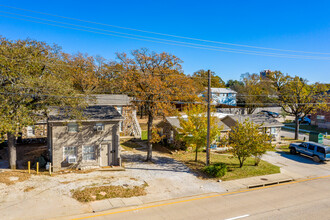 2300 N Elm St in Denton, TX - Foto de edificio - Building Photo