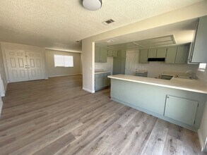 8649 Great Cir Dr in California City, CA - Building Photo - Building Photo