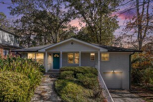 490 E Pharr Rd in Decatur, GA - Building Photo