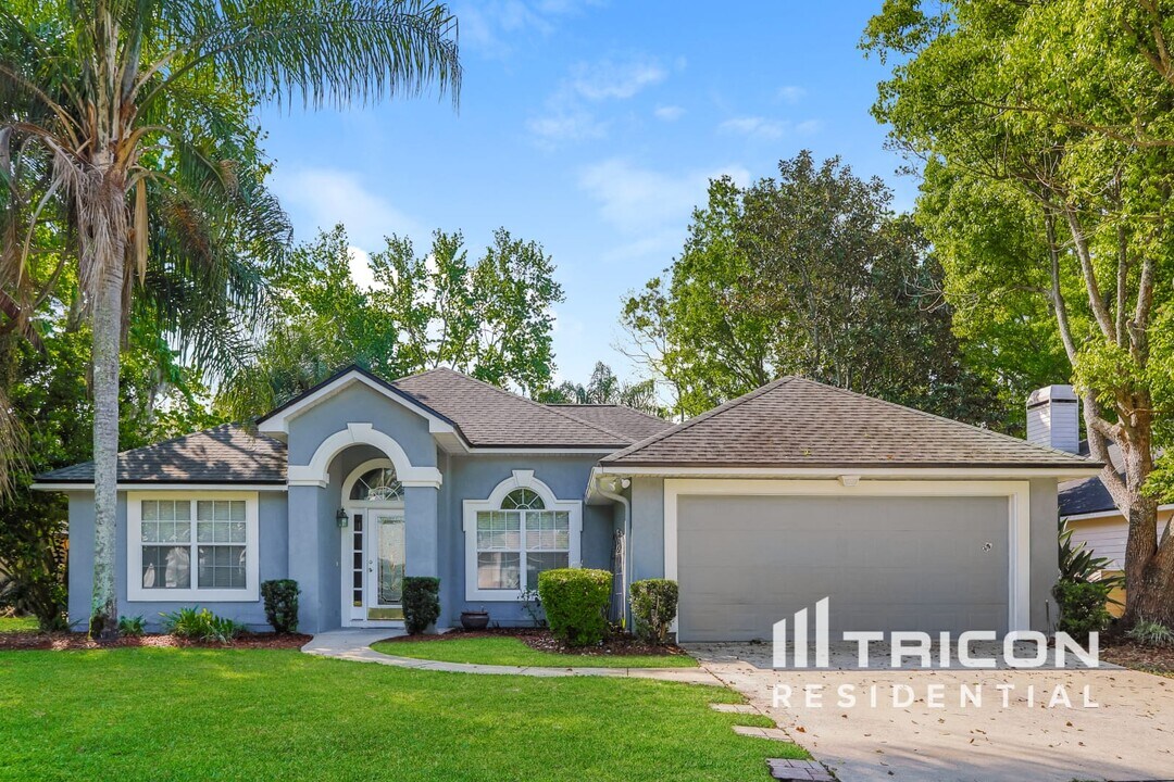 1591 Lakeway Dr in Orange Park, FL - Building Photo