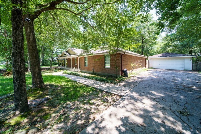 327 Chateau Woods Pkwy Dr in Conroe, TX - Building Photo - Building Photo