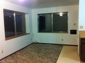 128 Lee Ave in Glide, OR - Foto de edificio - Building Photo