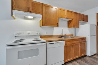 Canyon Crest Apartments in Boulder, CO - Building Photo - Building Photo