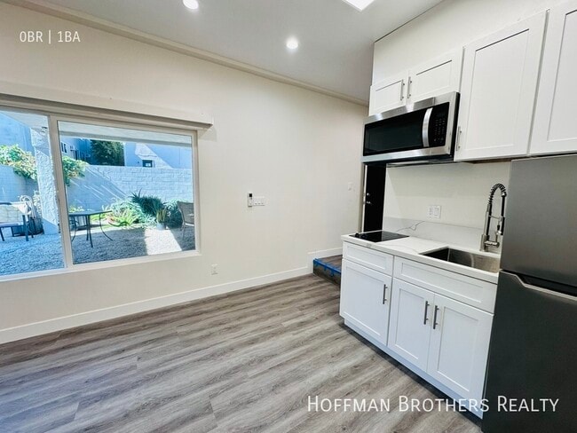 1847 Winona Blvd, Unit 27 in Los Angeles, CA - Building Photo - Building Photo