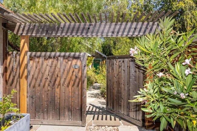 2591 Ramona St in Palo Alto, CA - Building Photo - Building Photo