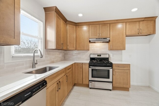 114 Grove St in Roselle Park, NJ - Building Photo - Building Photo