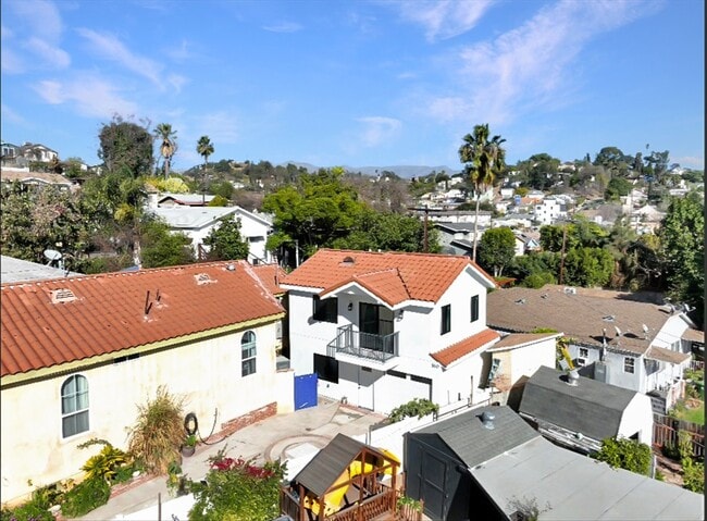 510 Neva Pl in Los Angeles, CA - Building Photo - Building Photo