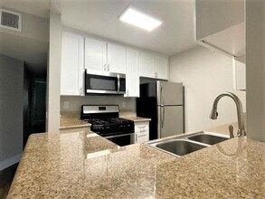 Peachgrove Apartments in North Hollywood, CA - Foto de edificio - Building Photo