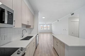 10170 SW 7th St, Unit 31-411 in Pembroke Pines, FL - Building Photo - Building Photo