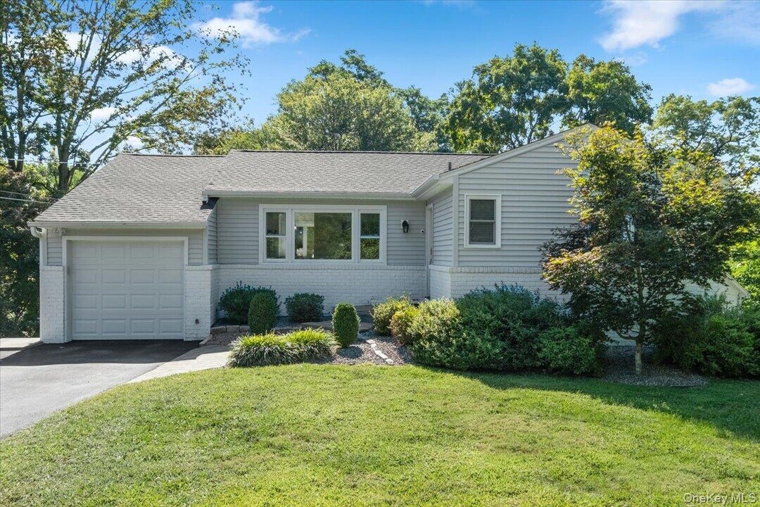 8 Pine Hill Rd in Croton-on-Hudson, NY - Building Photo