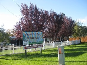 Sutherlin Estates Mobile Home Community in Sutherlin, OR - Foto de edificio - Building Photo