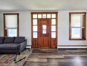 712 S Broad St in Lititz, PA - Foto de edificio - Building Photo