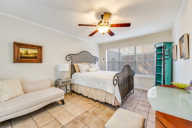 2720 Reagan Street, Unit Unit# 102 in Dallas, TX - Foto de edificio - Building Photo