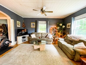 415 Highland St, Unit 415 in Manchester, NH - Foto de edificio - Building Photo