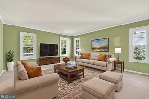 8537 Hooes Rd in Springfield, VA - Building Photo