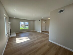 1373 S Idyllwild Ave in Bloomington, CA - Foto de edificio - Building Photo